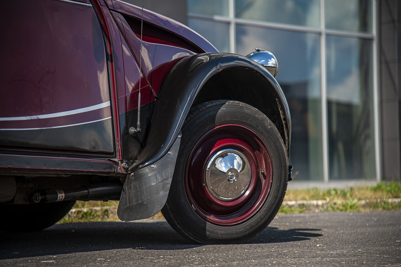 Citroën 2CV - charaktertyczny dla modelu błotnik